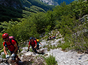 In fila sul tratto iniziale della Ferrata Tordini-Gallegani.