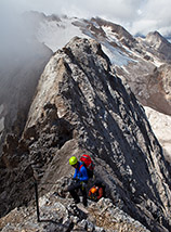 Sull’affilata ed esposta Cresta Nord-Est di Punta Serauta (Via Ferrata Eterna).