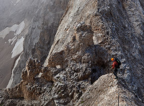 Superamento di un’aerea forcella sulla Via ferrata Eterna.