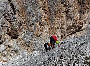 Passaggio su placca della Ferrata Nico Gusella.