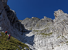 L’imponente canalone roccioso che s’impegna nel tratto centrale della Via Amalia.