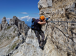 Nel tratto iniziale della Via Ferrata dei Campanili (sulla sx ancora si scorge la Forcella dei Campanili).
