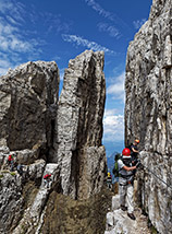 La prima, grande spaccatura sulla Ferrata dei Campanili alle Torri del Latemar.