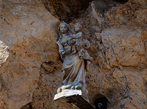 La piccola Madonnina di legno al termine dei tratti attrezzati della Ferrata Schuster.