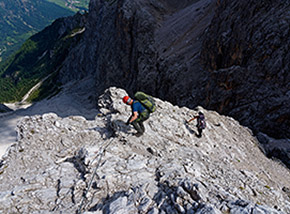 Sulla Via Ferrata del Passo della Sentinella affacciati sul Vallon della Sentinella.