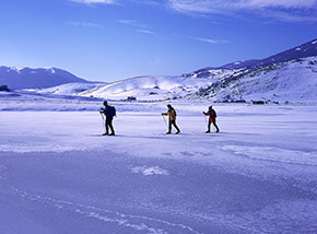 “In fila per uno” (sul Lago di Rascino).