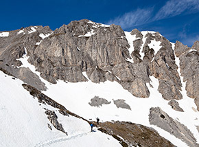 I possenti bastioni rocciosi dello Sperone di Mezzo che separano la Valle Lupara (in foto) dal Canalone Maiori.