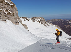 Luca su un’onda di neve alle pendici della Cresta Sassetelli.