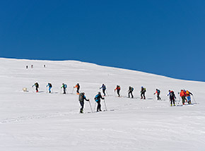 “Tornante di colore“ (lungo la risalita dei vasti pendii innevati dello Iaccio Tondo).