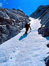 Nel ripidissimo canalino della Via Normale da Nord al Corno Piccolo.