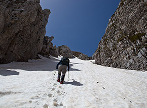 La strozzatura rocciosa nel tratto iniziale del Canalino Nord-Est de la Meta.