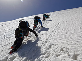 Il muro di neve da cui caliamo nel Primo Canale della Cresta Sud-Est del Monte Rotondo.