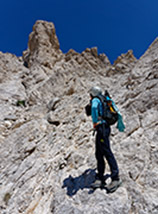 Di roccia e di cielo nel ripido Canale Nord del Monte Prena.