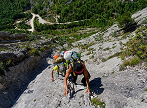 “Mano alla roccia“ (risalita dei ripidi Lastroni del Verde a Fara San Martino).