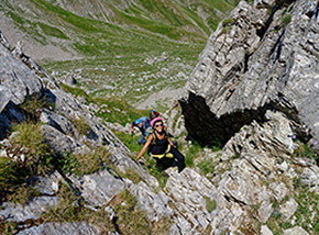 Nello stretto canalino che precede la cima de la Scaglia sulla Cresta Nord-Orientale del Monte Corvo.