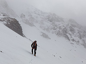 Verso l’imbocco del Canale Nord-Ovest del Forcellone tra la nebbia.