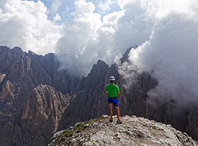 Dalla Cima di Mezzo del Sassopiatto lo sguardo vola come le nuvole sopra le cime (Torre Innerkofler).