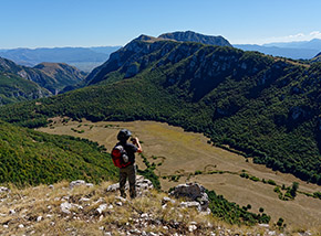 Sul traverso del sentiero 13D: meraviglioso balcone sulla Val d’Arano.