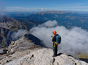 “L’uomo e la montagna“ (dalla vetta del Corno Piccolo vista sulla cima della Prima Spalla con la Laga sullo sfondo).