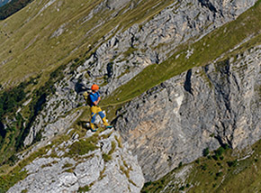 “Massimo on the rock“ (Sul Cimone di Santa Colomba con le Coste di Malanotte sullo sfondo).