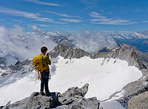 Da Cima Presanella vista sul circo sommitale della Vedretta di Nardis.