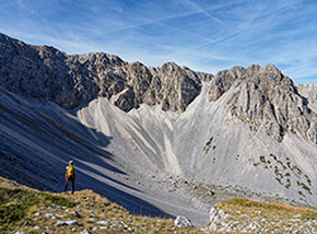 Vista sullo splendido circo di Fossa Cavallo, sulla dx si distinguono le punte rocciose che formano le Tre Sorelle.