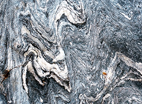 Arabeschi disegnati dai minerali su una pietra in Val Sissone.