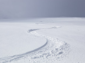 In solitaria discesa sui pendii della Cresta Est del Gorzano.
