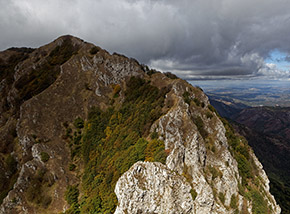 Il Monte Accellica o Accellica Nord con la sua bellissima cresta ad arco che conduce al Varco del Paradiso.