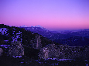 “Sogno in rosa” (ruderi della Rocca di Fiamignano all’imbrunire).