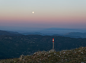 “Il raggio rosa“ (la Luna ci saluta ed un nuovo giorno sta per cominciare sulla cima del Navegna).