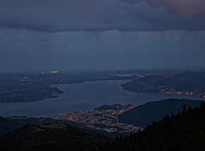 “Una notte al Cavallone“ (luci serali su Intra e il Lago Maggiore dal Rifugio di Pian Cavallone).