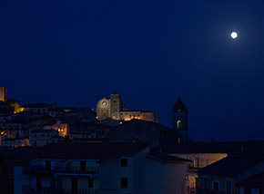 Luna piena su Altomonte.