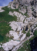 Una delle pittoresche vasche di acqua cristallina che danno il nome alla Via dei Laghetti.