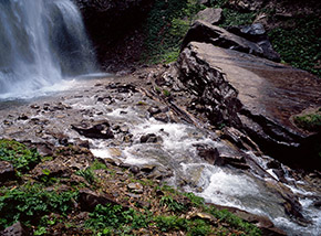 Il torrente si ricompone ai piedi della cascata (Cascate della Morricana).