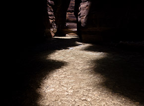 Una scia di luce scopre il prezioso tesoro sul fondo delle gole al Wadi Mujib.