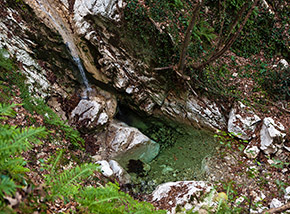 Piscina di acqua cristallina nel Vallone di Morra Rossa.