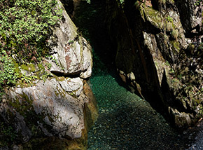 L’acqua color smeraldo del Rio Pogallo all’uscita di una piccola forra.