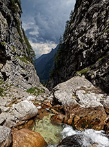 Nell’Orrido delle Comelle subito a valle della risorgenza.