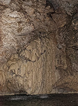 La parete della zampillante cascata che alimenta il laghetto interno alla Grotta dello Scalandrone.