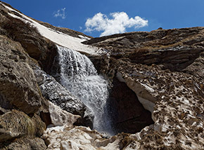 Un copioso torrente primaverile scava il suo alveo segreto tra i nevai del  Fosso di Iaccio Porcelli.