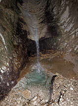 La grotta con torrente lungo il tracciato dell’Acquedotto di Vena Roscia.