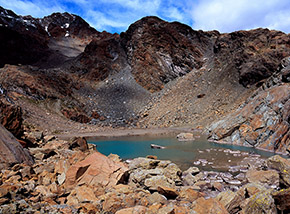 Il Lago di Cassandra, incastonato in un severo paesaggio alpino a 2464m. di quota.
