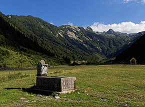 La fontana sui prati di Fondo li Gabbi in Alta Valle Loana, mentre sullo sfondo spicca la punta di Cima della Laurasca.