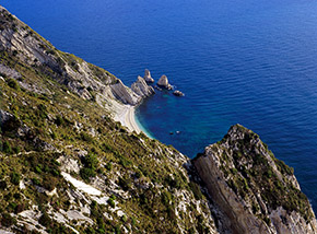 I faraglioni delle Due Sorelle visti dal Passo del Lupo.
