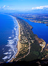 La grossa e lunga duna costiera che separa i laghi di Sabaudia dal mare (ripresa dalla Cresta Nord-Ovest del Circeo).