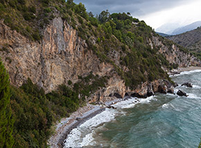 La pittoresca Cala del Buondormire sovrastata da un’alta falesia (Capo Palinuro).