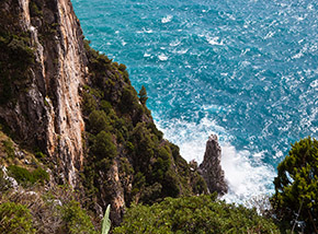 Vista sul campanile di Cala della Lanterna a Capo Palinuro.