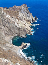 Spettacolare affaccio sulla Ponta do Ninho do Guincho e l’inaccessibile cala di Furado sulla costa settentrionale di Porto Santo.