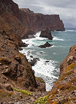 La flagellata costa fra Ponta da Rosto e Pedra Furada.